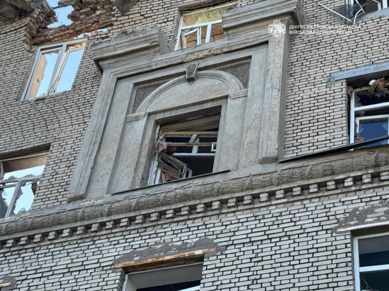 У Дніпрі ракета росіян влучила в гуртожитку, а у Кривому Розі дрон влетів у багатоповерхівку (фото, відео)