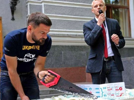 «Мертві душі», подвійна оплата, «відкати»: Grant Watch Ukraine «Стоп-паразит» дослідив, як «освоюються» гранти