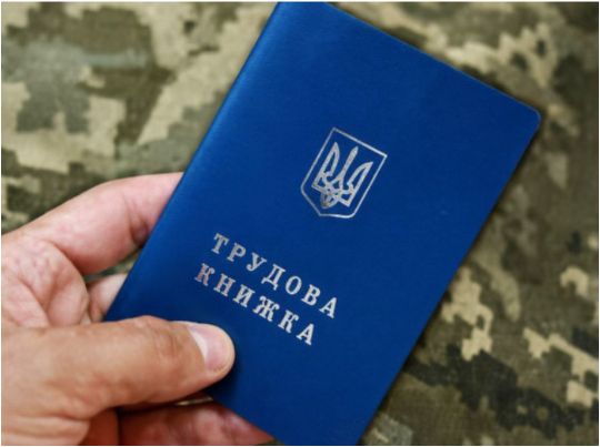 Мобілізованим держслужбовцям хочуть зараховувати трудовий стаж у потрійному розмірі