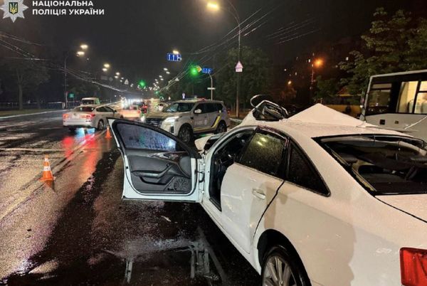Моторошна аварія в&nbsp;Києві: легковик вилетів на&nbsp;зустрічну смугу та&nbsp;врізалася у&nbsp;вантажівку