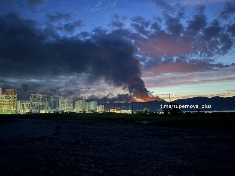 У Новоросійську горить найбільше на Північному Кавказі нафтосховище (відео)